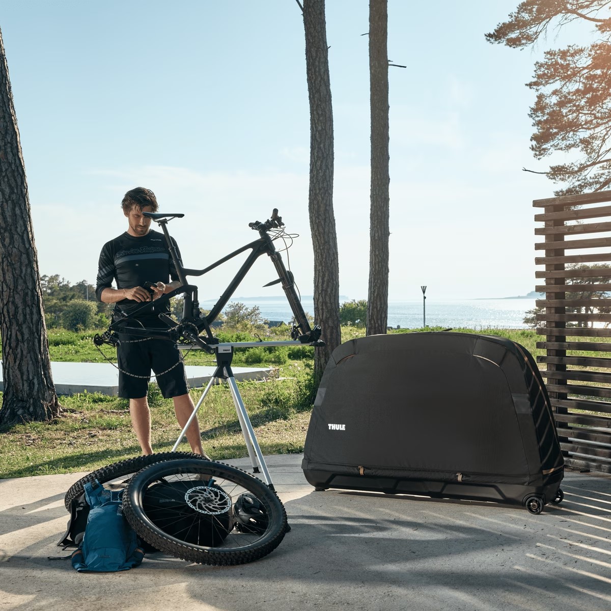 Thule RoundTrip MTB with integrated bike stand