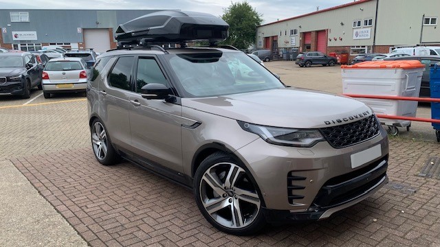 Land Rover Discovery 5 with Thule WingBar Edge roof bars & Thule Motion 3 XXL Glossy Black roof box
